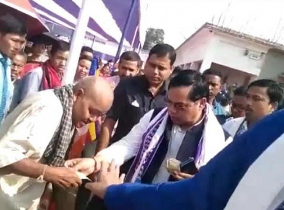 Netizens slammed CM Biplab Deb, Minister Mebar Jamatia for not listening to Poor Man's problem and offering him money instead Netizens slammed CM Biplab Deb, Minister Mebar Jamatia for not listening to Poor Man's problem and offering him money instead